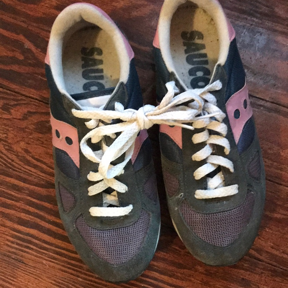 Tennis shoes